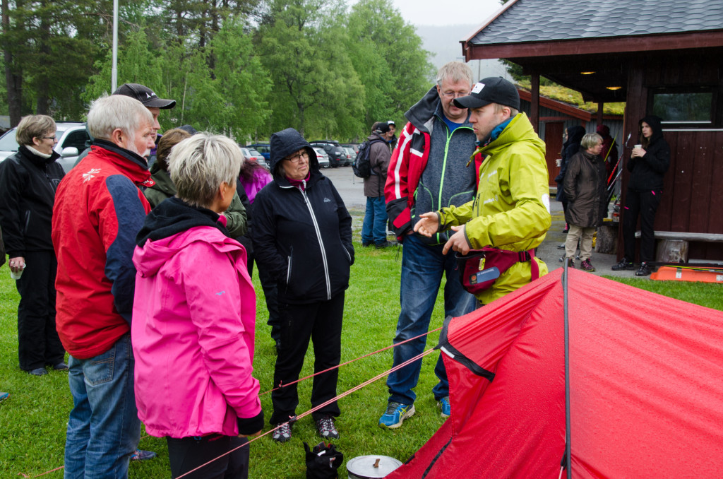 KAN BLI ÅRETS EVENTYRERE: Under et seminar på Snåsa Hotell i sommer fortalte Snåsagutan om verdensrekordforsøket over Grønlandsisen. Her demonstrerer Vegard Jørstad turutstyret de brukte. (Foto: Hallvard U. Smestad)
