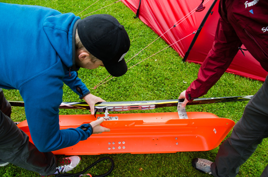 SMART LØSNING: I samarbeid med Forsvarets forskningsinstitutt utviklet Snåsagutan en spesiell pulk, med en smart løsning med skøyteski under pulken. (Foto: Hallvard U. Smestad)