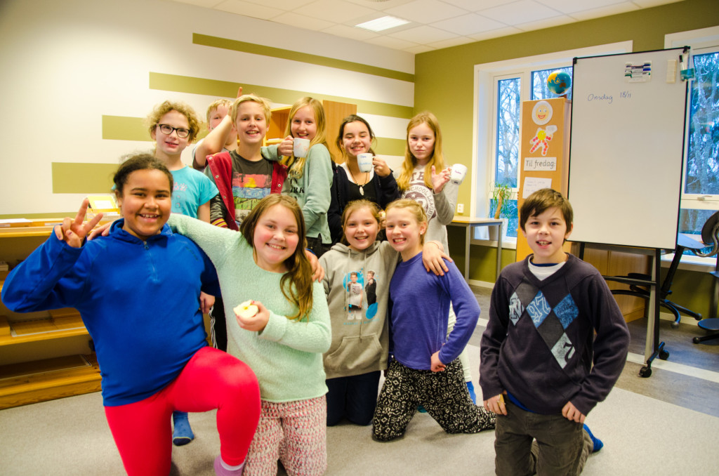 Elevene på mellomtrinnet ved Snåsa Montessoriskole er fornøyde med produksjonen av kopper. Koppene og mange andre varer kommer for salg på julemesse i desember. (Foto: Hallvard U. Smestad)