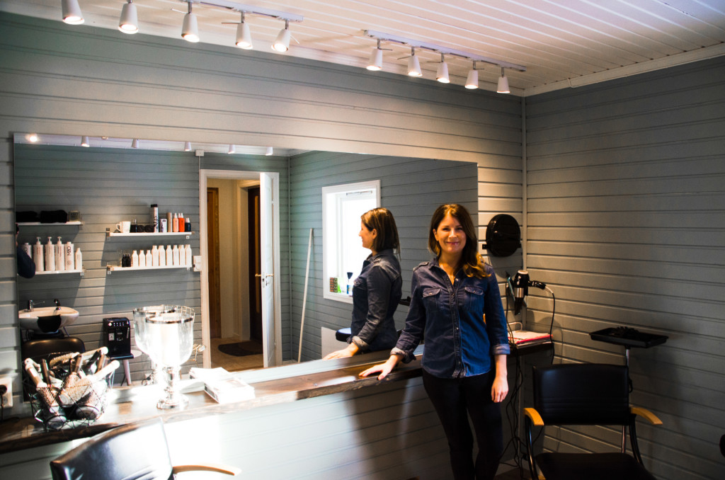 Hilde Mari Hegland har startet opp ny frisørsalong på Snåsa. (Foto: Hallvard U. Smestad)