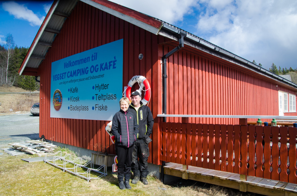 En av de ganske ferske sponsorene itil Snåsavatnet fiskefestival er Susanne og Aril Aasvold ved Vegsert camping & kafé. (FOTO: Hallvard U. Smestad)