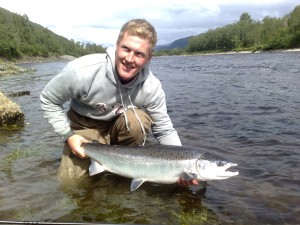 STORFISKER: Vemund Gjertsen i Snåsavatnet Fiaskefestival ønsker velkommen til tidenes fiskefestival! 
