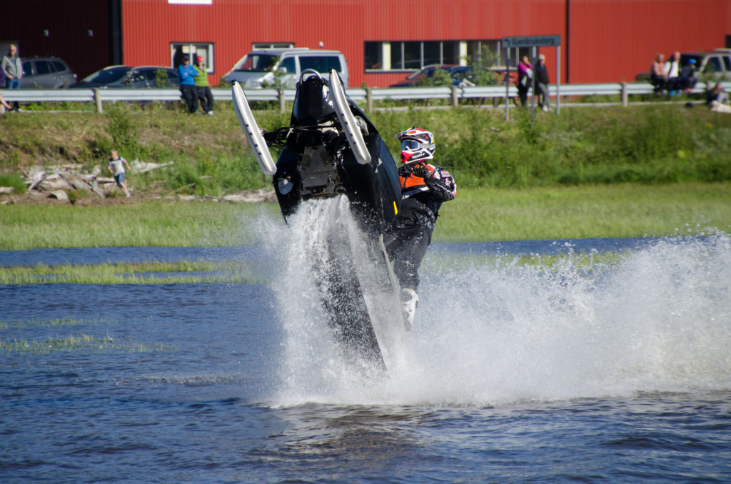 Adrenalin, fart og spenning under Snåsavatnet Watercross 2015. (FOTO: Hallvard U. Smestad)