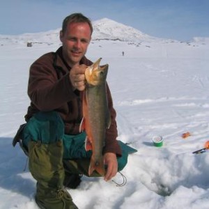 VIKTIG Å SPONSE FISKEFESTIVALEN: Bjørn Nyborg i Øverbygg er selv en ivrig fisker. Her har han hanka ei storrøye i Snåsafjella. Han forteller at Øverbygg mener at det er viktig å sponse fiskefestivalen. 