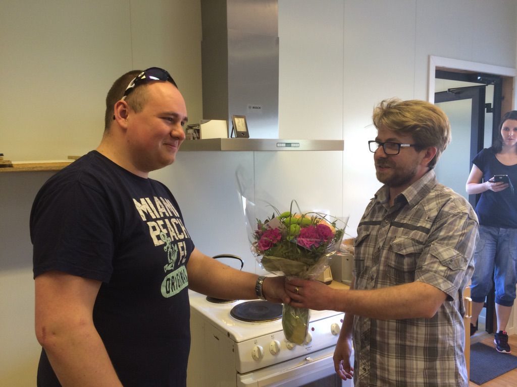 Jonny Ånonli mottar blomster fra Varaordfører, Ola Kristian Johansen, på vegne av Snåsa Kommune. (FOTO: Hallvard Sandnes)