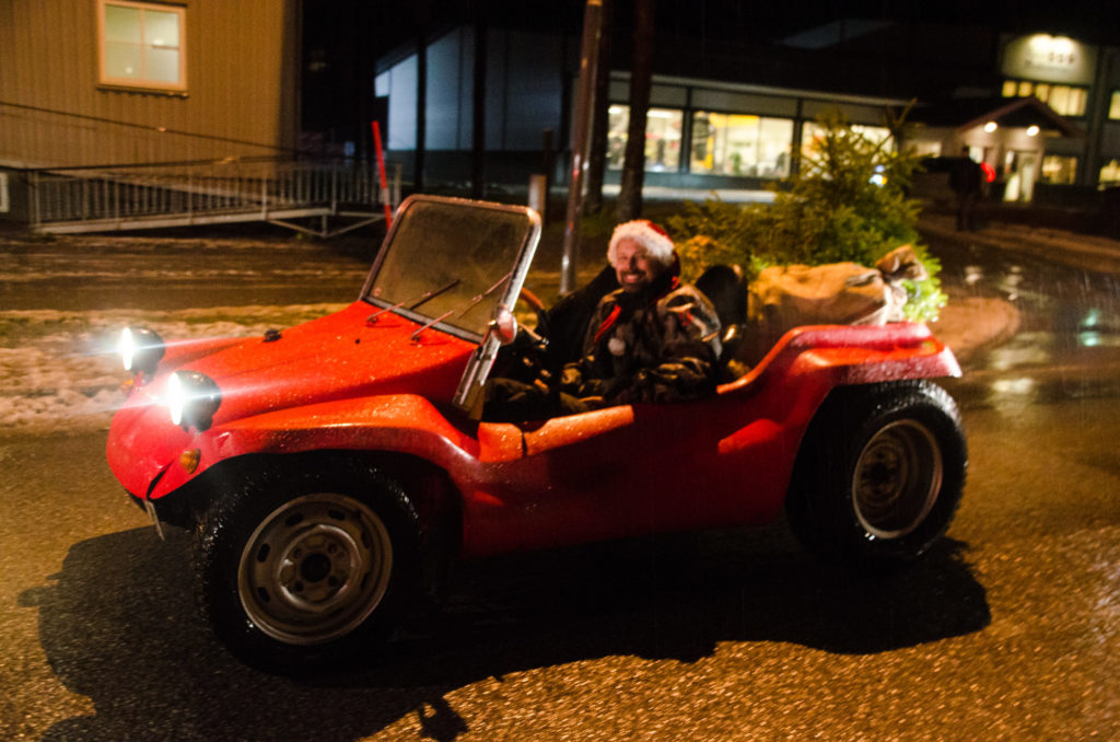 Nissen, Kjell Gunnar Selliås, med sin "strandbil" i plaskregnet..