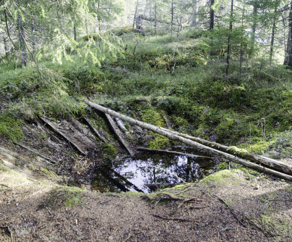 FANGSTGROP: Denne fangstgropa passerer man på turen. (FOTO: Hallvard U. Smestad)